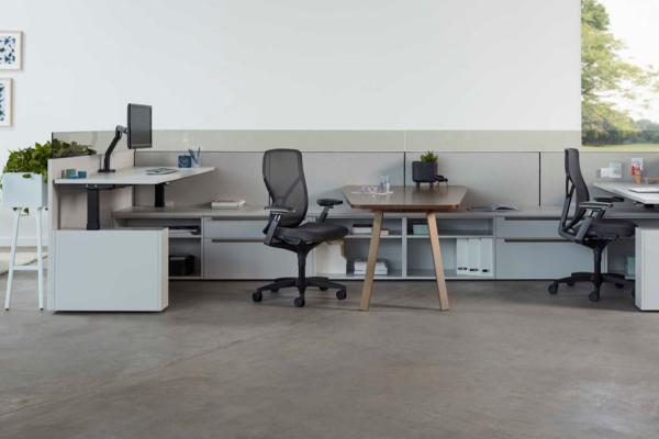 Stride panels for support and power distribution and gallery panels for easy-to-clean space division are the foundation for workstations in the open plan.